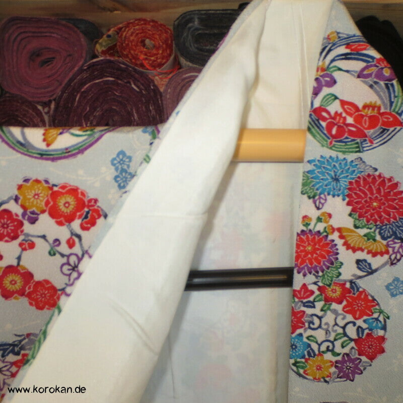 Blumenrondelle auf hellblaugrau Komon Kimono