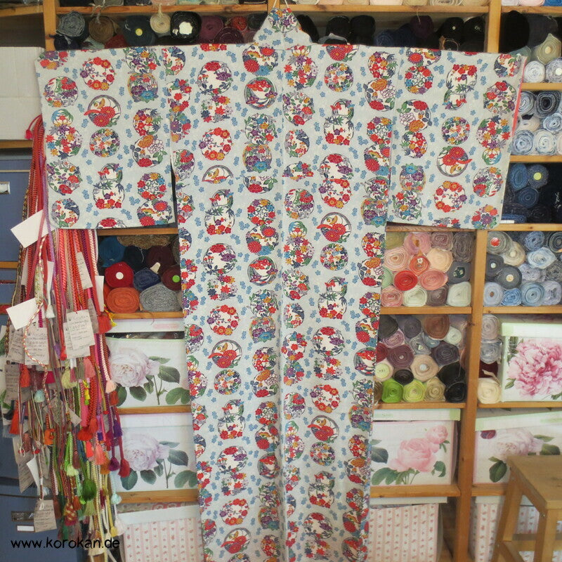 Blumenrondelle auf hellblaugrau Komon Kimono