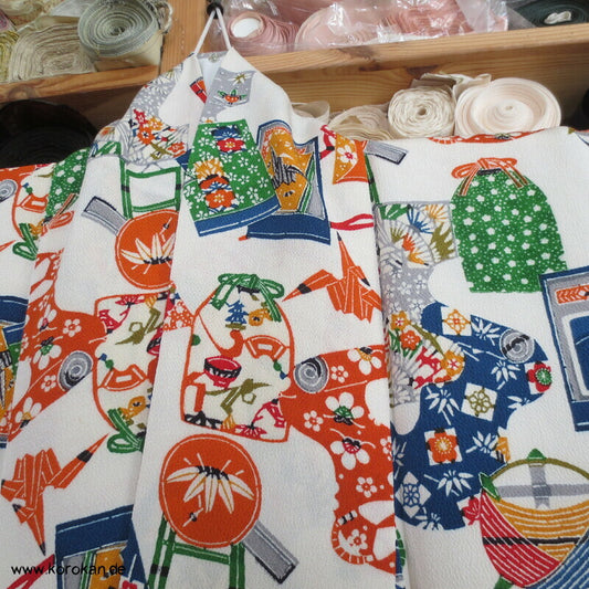 Schönheitsutensilien, Spiegel, Schere, Papier Seidencrepe Komon Kimono