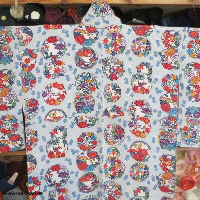 Blumenrondelle auf hellblaugrau Komon Kimono