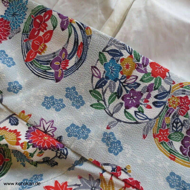 Blumenrondelle auf hellblaugrau Komon Kimono