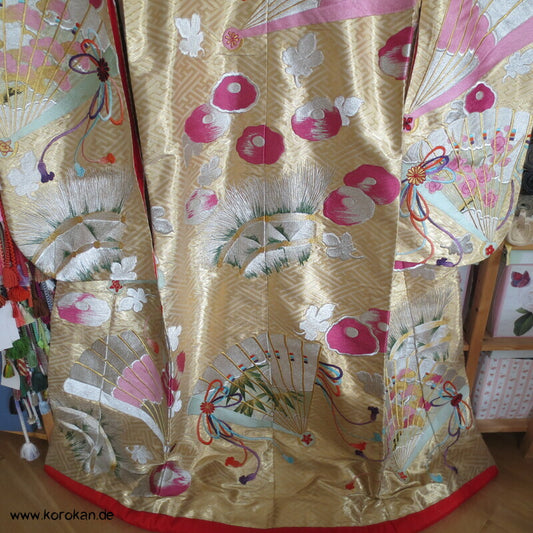 Japan Uchikake Kimono - Hochzeitsmantel, prächtige Stickerei Fächer und Blüten auf Seide