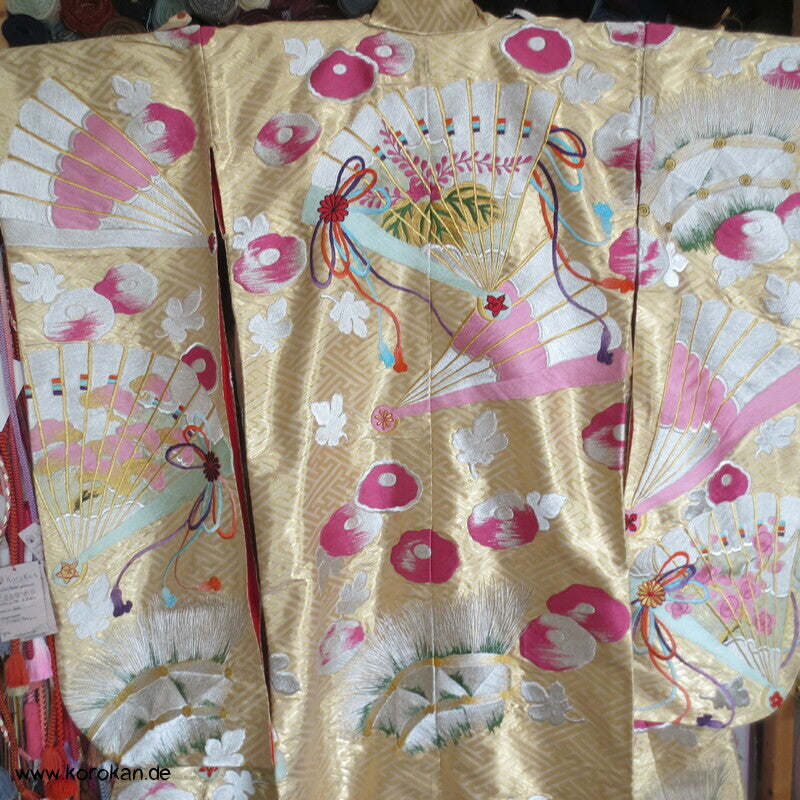 prächtige Stickerei Fächer und Blüten Uchikake - Hochzeitsmantel