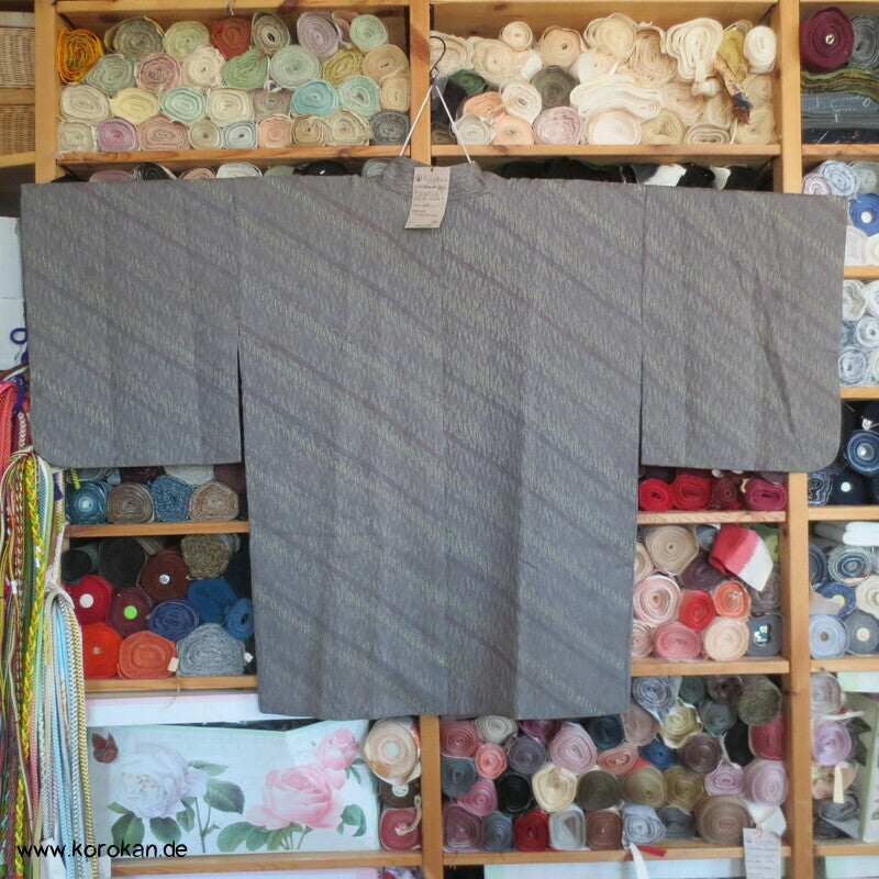 graue Seiden Matelassé diagonale Streifen Dochugi Kimono Jacke