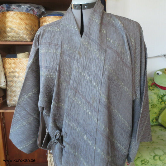 graue Seiden Matelassé diagonale Streifen Dochugi Kimono Jacke