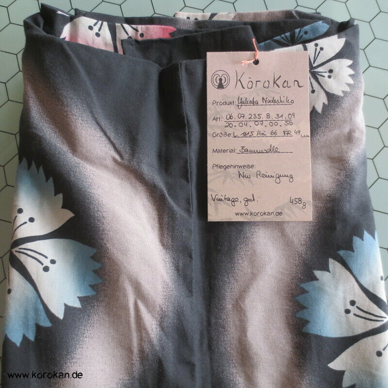 Nadeshiko über Wellen Yukata