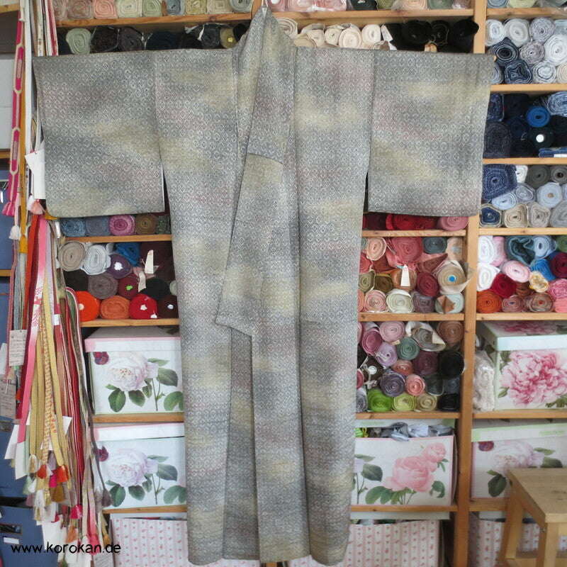 gewebte Flusswellen, gedrucktes Kikko Komon Seidendamast Kimono