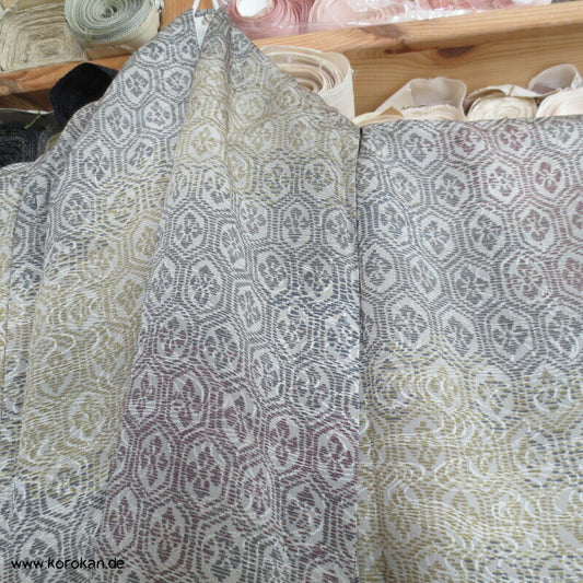 gewebte Flusswellen, gedrucktes Kikko Komon Seidendamast Kimono