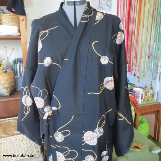 Temaribälle auf schwarzem Crepe Dochugi - Kimono Mantel
