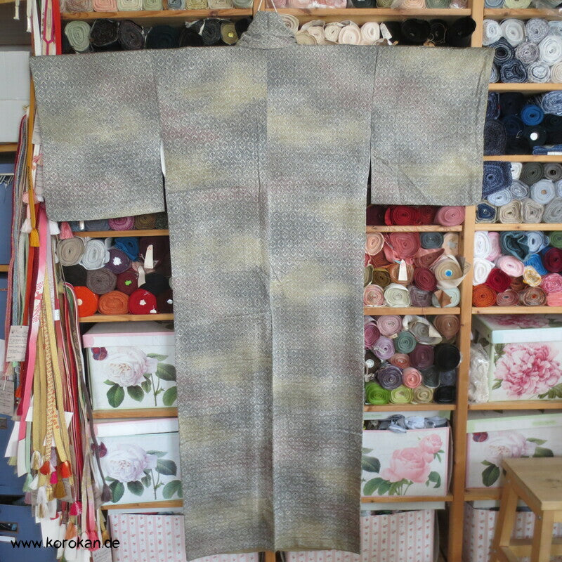gewebte Flusswellen, gedrucktes Kikko Komon Seidendamast Kimono