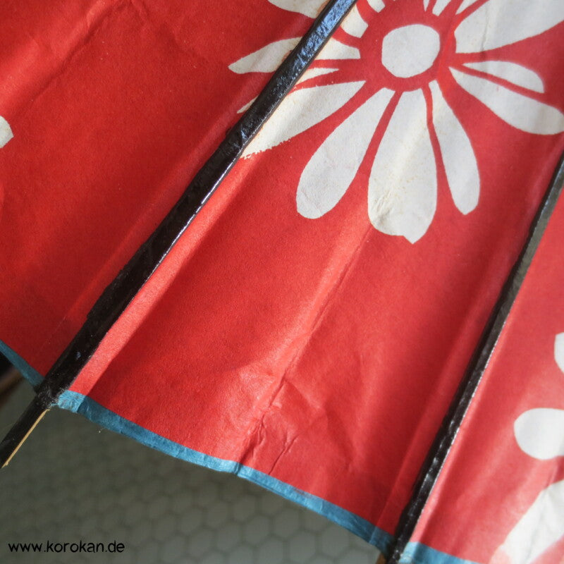 Bangasa - Papierschirm fürs Tanzen, hellrot mit Chrysanthemen