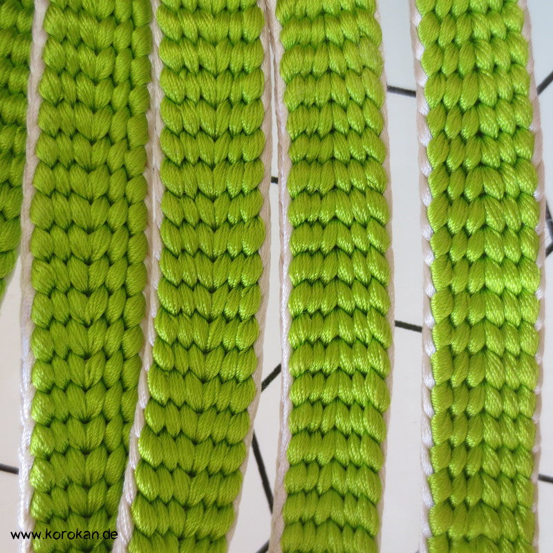 hellgrün mit weißen Seitenstreifen Obijime, wie gestrickt