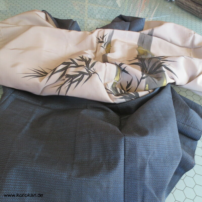 Kimono und Haori Set in blau schwarzer Kasuri Tsumugi Seide, goldener Bambus