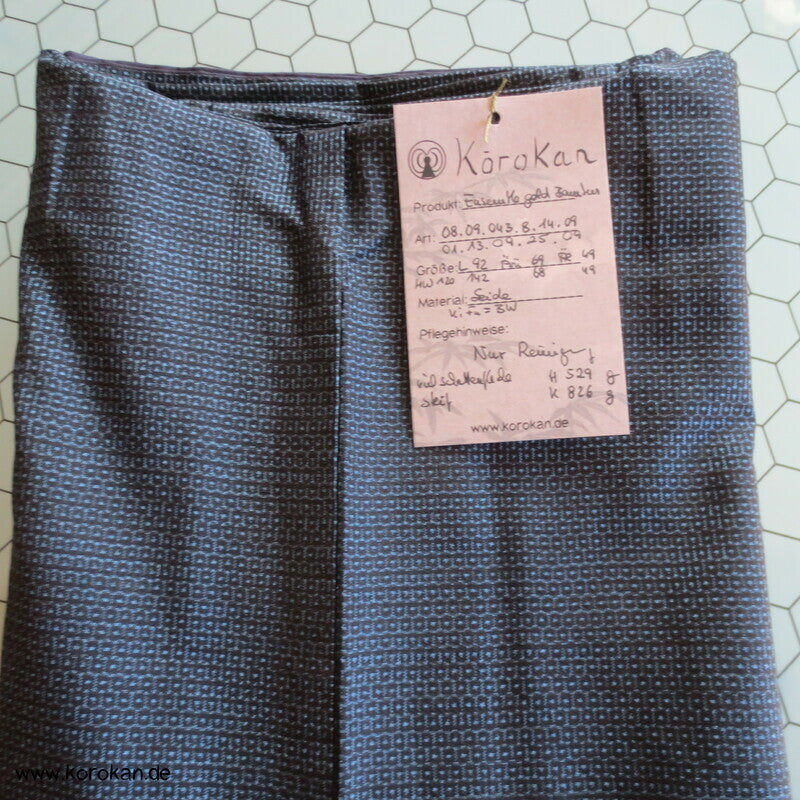 Kimono und Haori Set in blau schwarzer Kasuri Tsumugi Seide, goldener Bambus