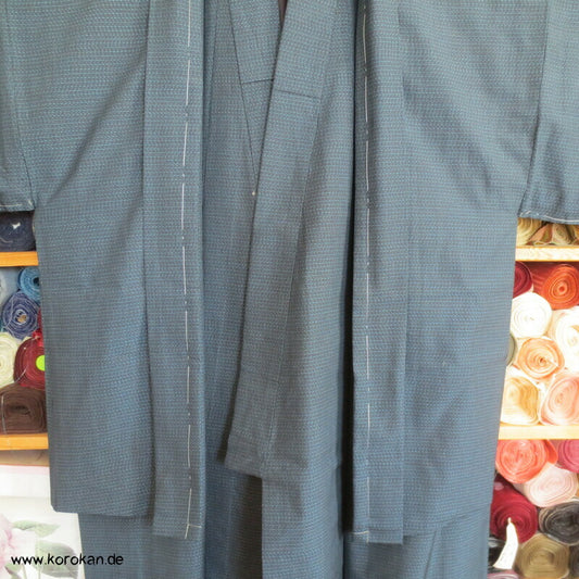Kimono und Haori Set in blau schwarzer Kasuri Tsumugi Seide, Haus am Wasser