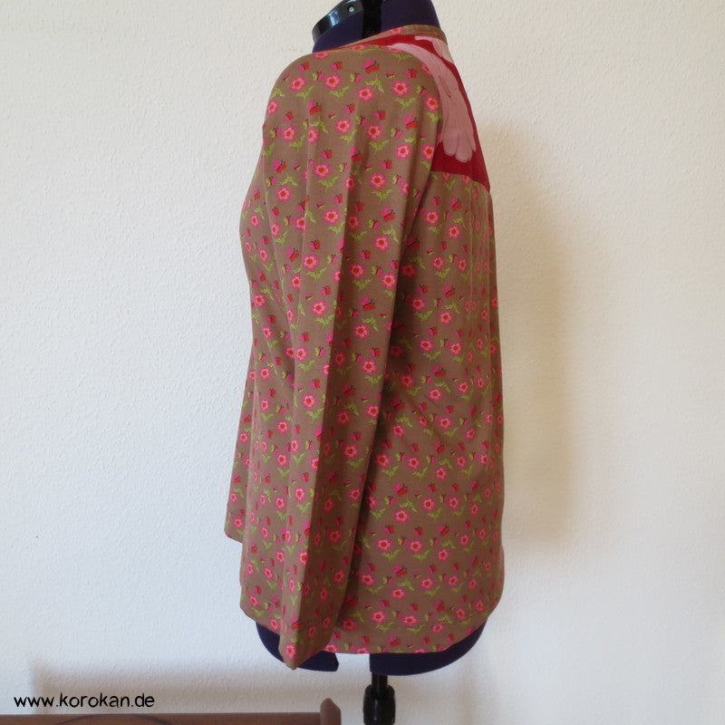 Blütenbaumwolljersey langarm T Shirt mit Passe aus Kimono Stoff