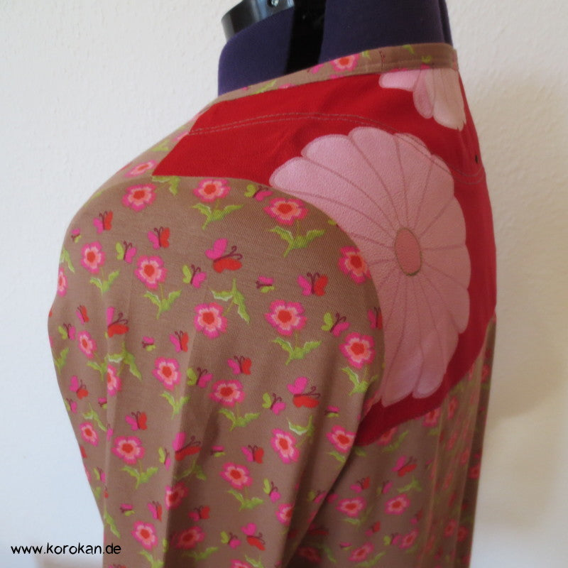 Blütenbaumwolljersey langarm T Shirt mit Passe aus Kimono Stoff