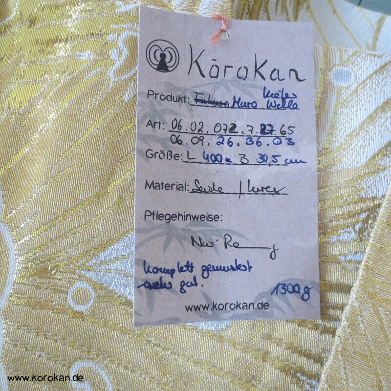 junge Kiefer, wilde Wellen Maru Obi gold und silber