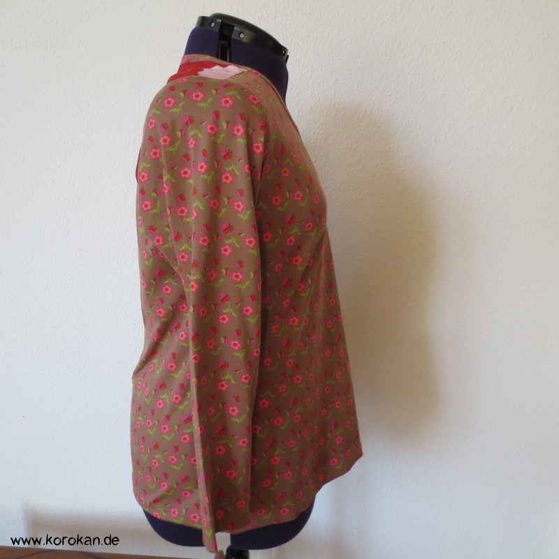 Blütenbaumwolljersey langarm T Shirt mit Passe aus Kimono Stoff