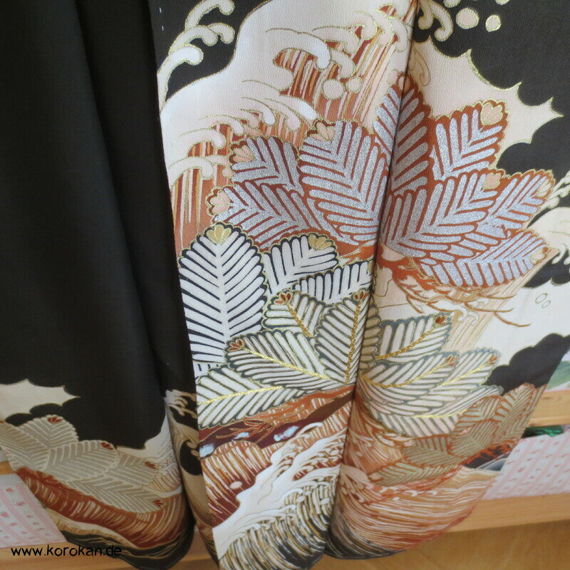 Tsunami und Kiefern antiker Tomesode Kimono