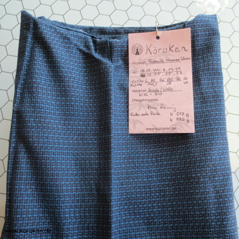 Kimono und Haori Set in blau schwarzer Kasuri Tsumugi Seide, Haus am Wasser