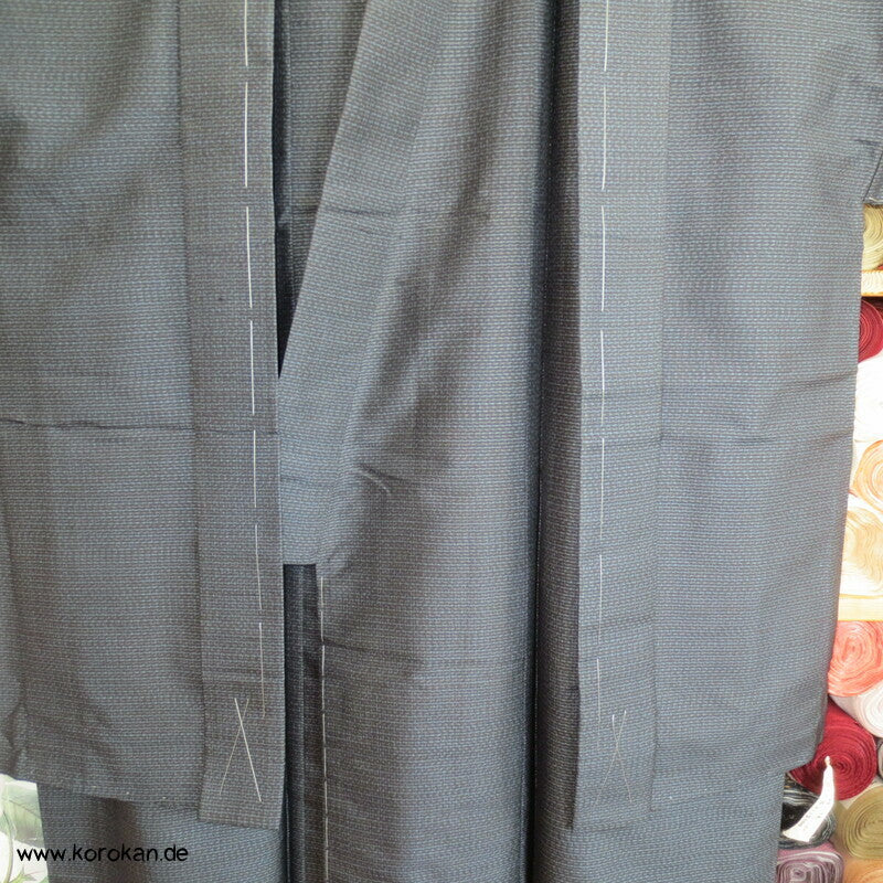 Kimono und Haori Set in blau schwarzer Kasuri Tsumugi Seide, Münzen
