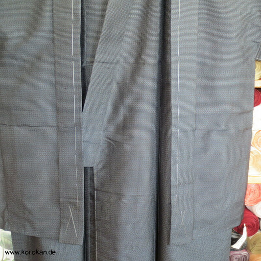Kimono und Haori Set in blau schwarzer Kasuri Tsumugi Seide, Münzen