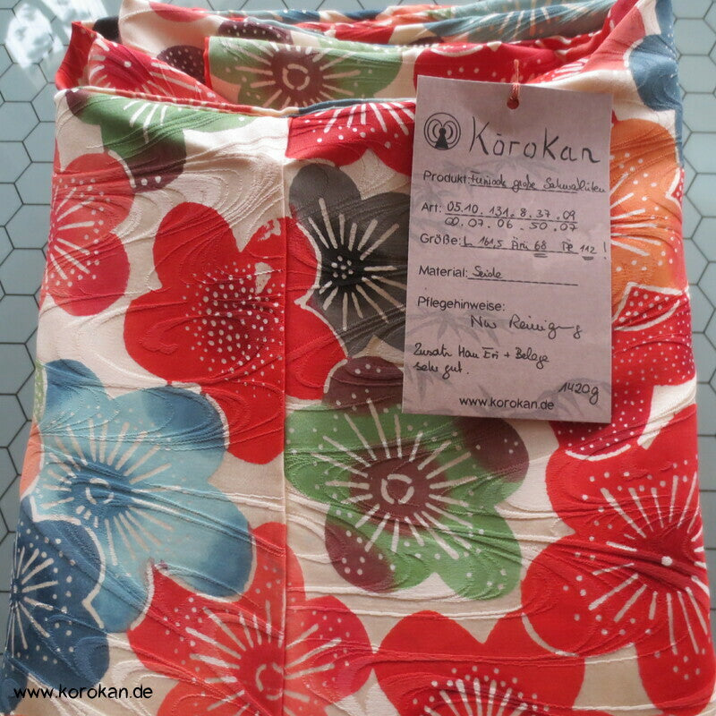 bunte Sakura Blüten auf Wellen Seiden Damast Furisode Kimono