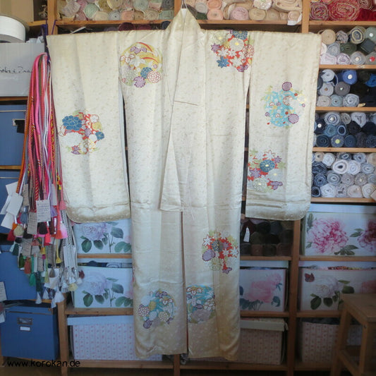 Golddruck und -stickereirondelle Chu Furisode Seidendamast Kimono