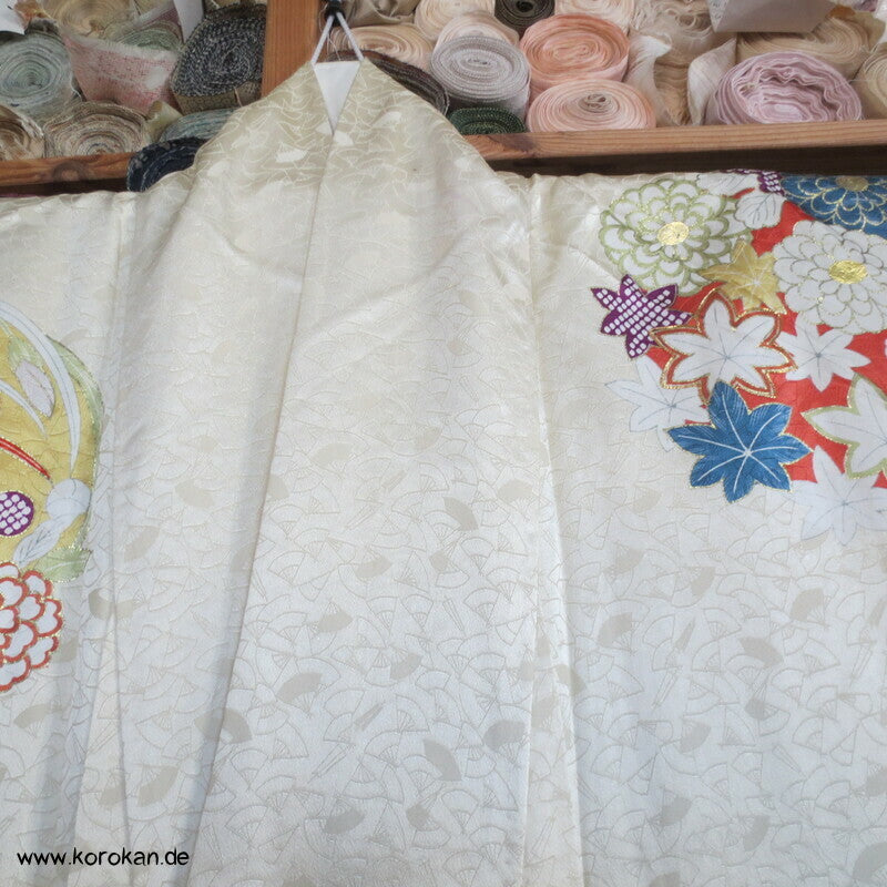 Golddruck und -stickereirondelle Chu Furisode Seidendamast Kimono