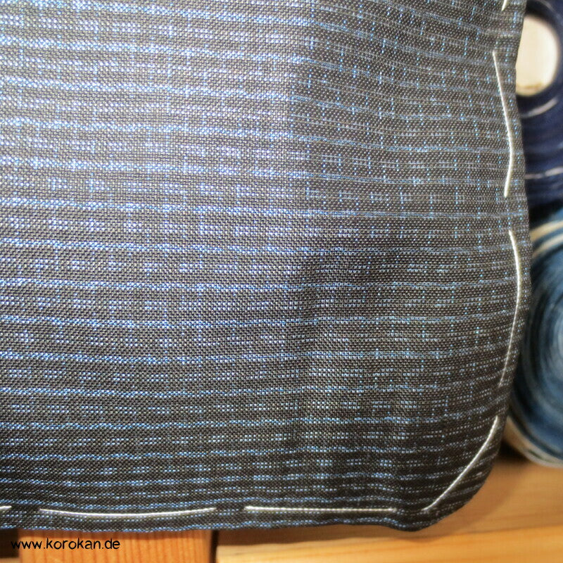Kimono und Haori Set in blau schwarzer Kasuri Tsumugi Seide, Münzen