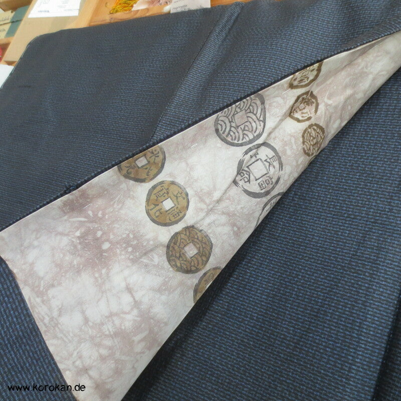 Kimono und Haori Set in blau schwarzer Kasuri Tsumugi Seide, Münzen