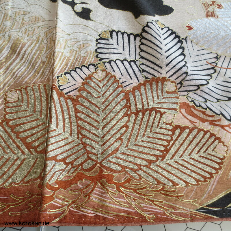 Tsunami und Kiefern antiker Tomesode Kimono