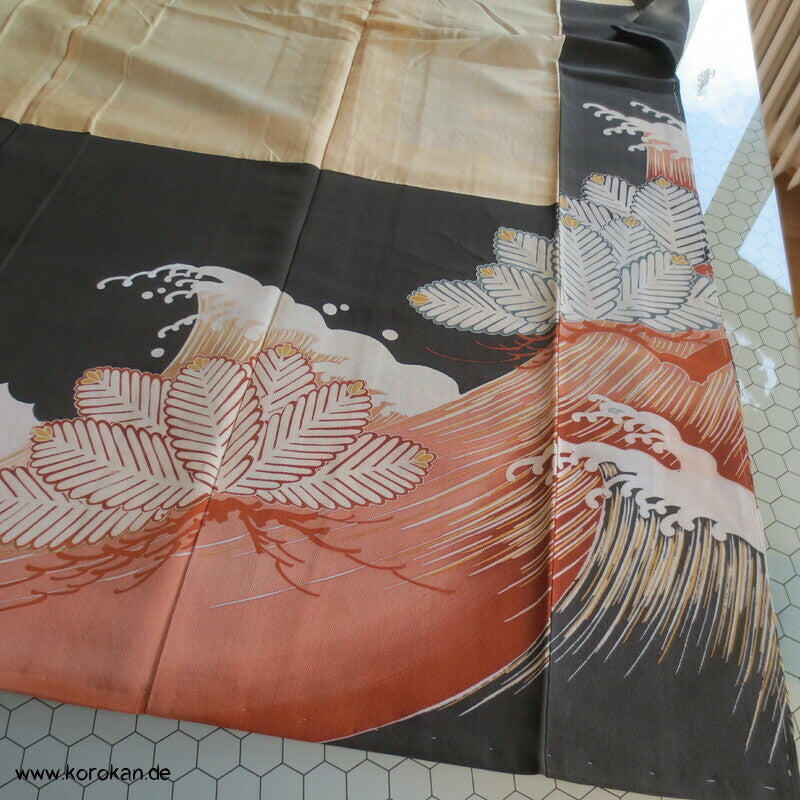 Tsunami und Kiefern antiker Tomesode Kimono
