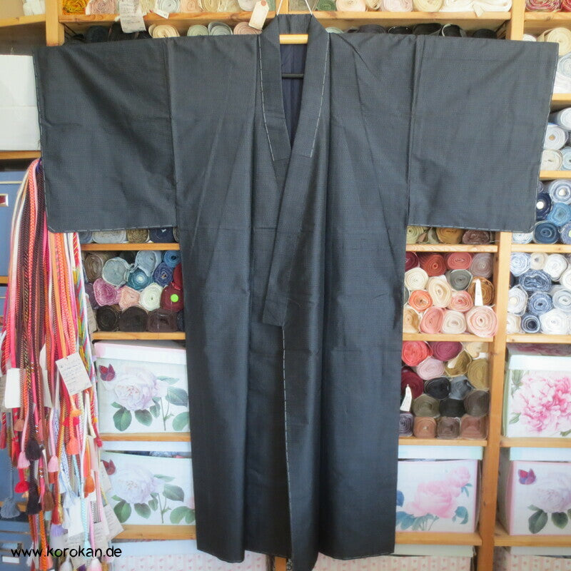 Kimono und Haori Set in blau schwarzer Kasuri Tsumugi Seide, Münzen