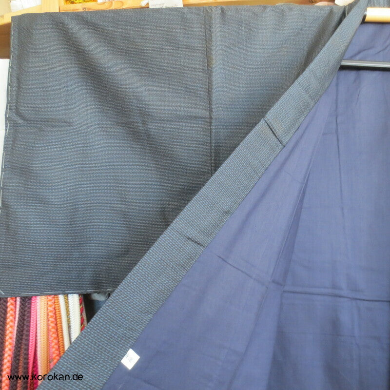 Kimono und Haori Set in blau schwarzer Kasuri Tsumugi Seide, Münzen