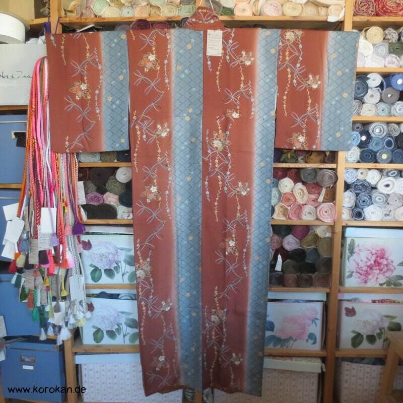 Yamato gemusterte Streifen Seidencrepe Komon Kimono