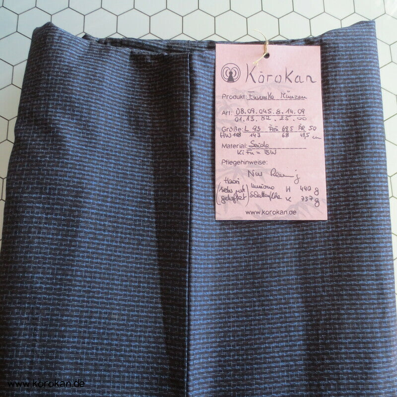 Kimono und Haori Set in blau schwarzer Kasuri Tsumugi Seide, Münzen