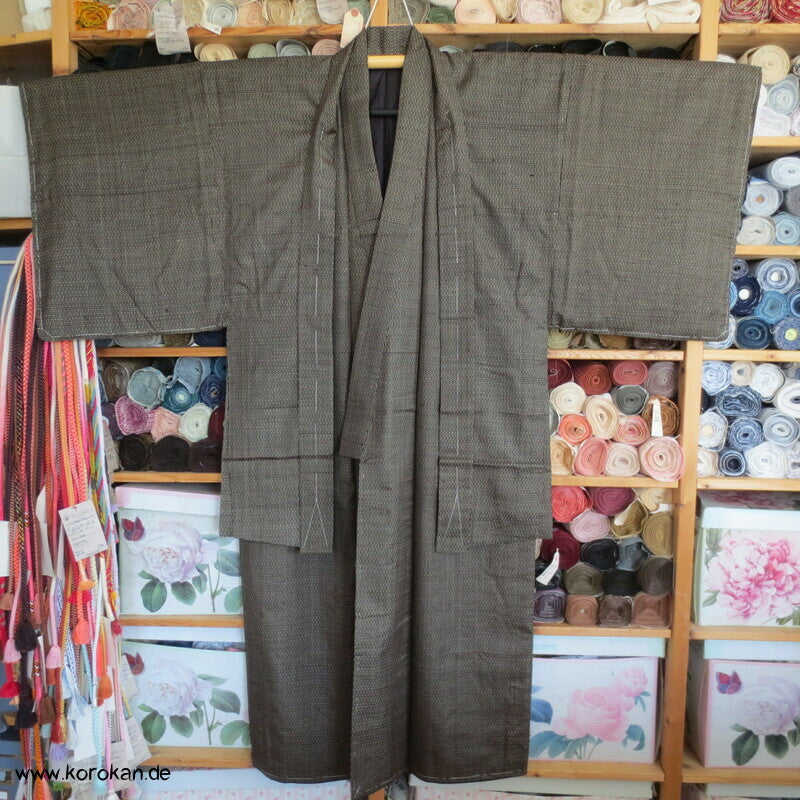 Kimono und Haori Set in dunkelbrauner Kasuri Tsumugi Seide, Fuji san