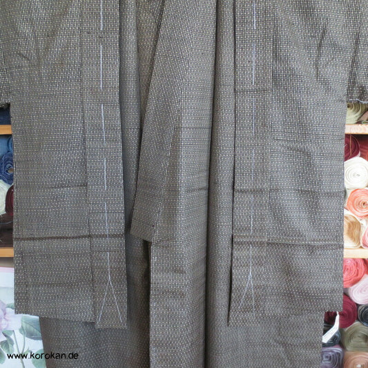 Kimono und Haori Set in dunkelbrauner Kasuri Tsumugi Seide, Fuji san