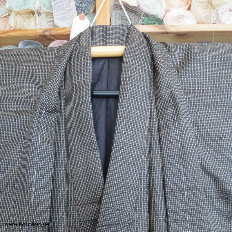 Kimono und Haori Set in dunkelbrauner Kasuri Tsumugi Seide, Fuji san