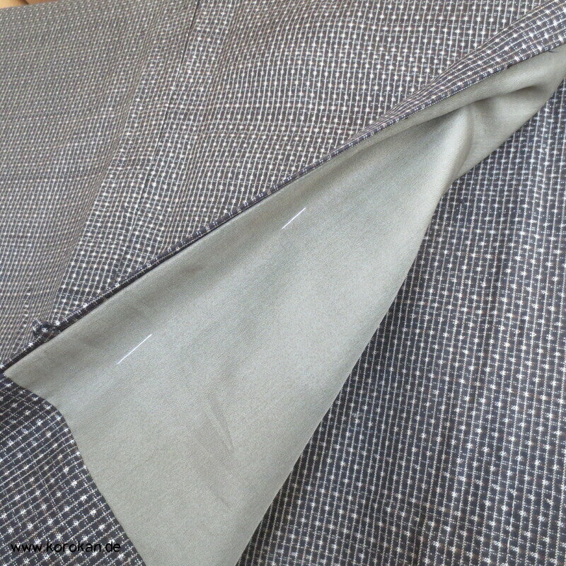Kimono und Haori Set in dunkelbrauner Kasuri Tsumugi Seide, Fuji san