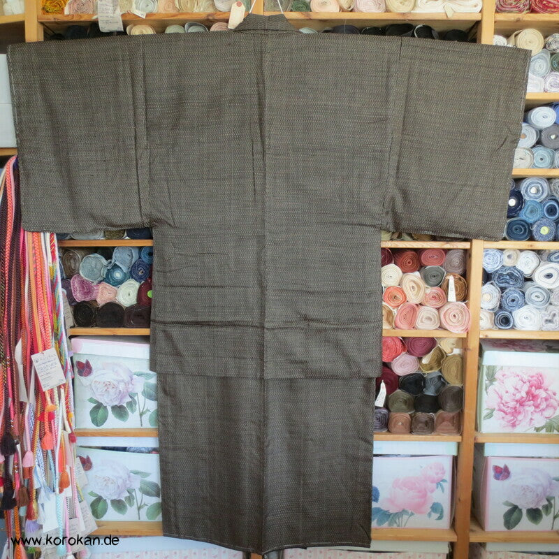 Kimono und Haori Set in dunkelbrauner Kasuri Tsumugi Seide, Fuji san