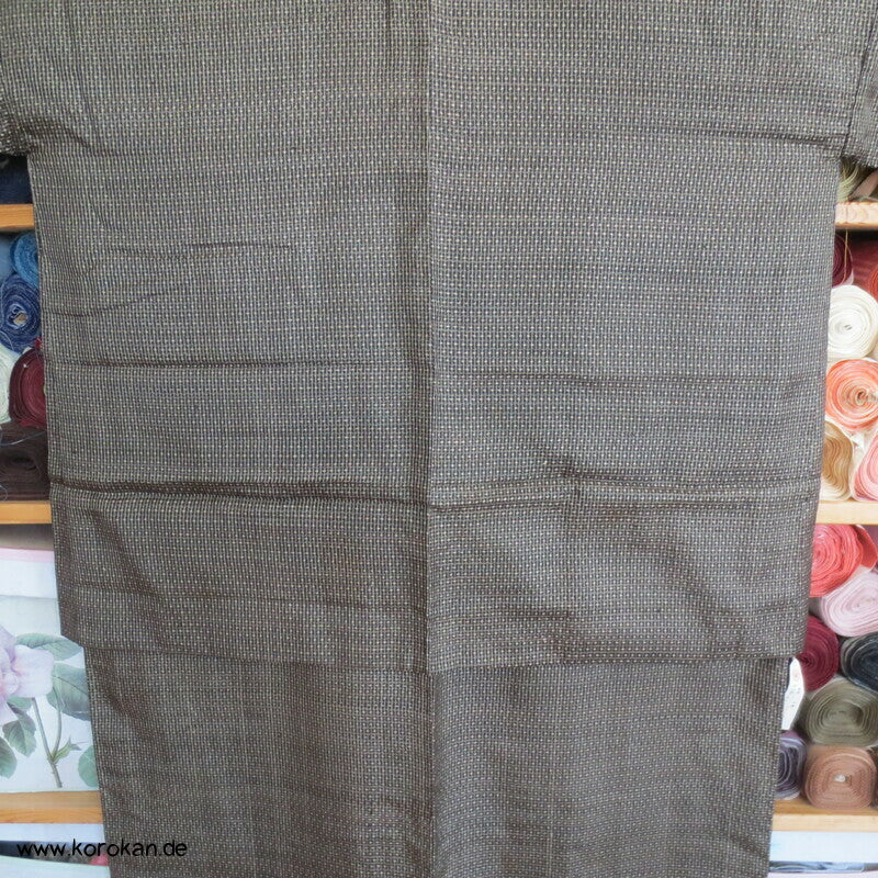 Kimono und Haori Set in dunkelbrauner Kasuri Tsumugi Seide, Fuji san