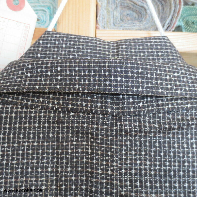 Kimono und Haori Set in dunkelbrauner Kasuri Tsumugi Seide, Fuji san