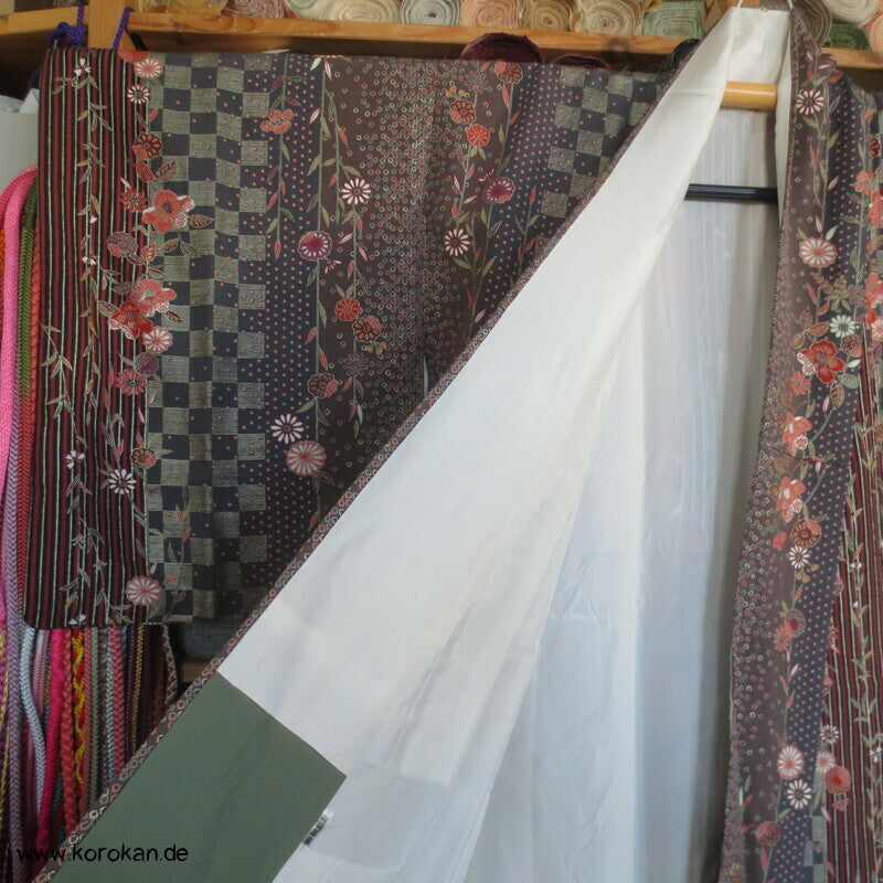 gemusterte dunkle Streifen Komon Kimono, Hakkake grün