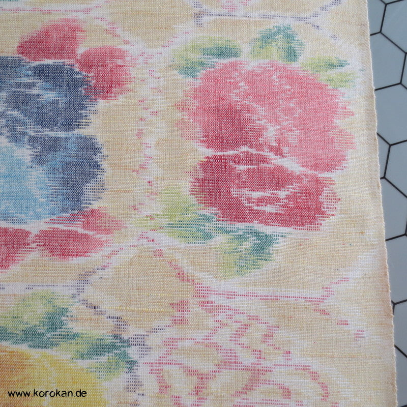 bunte Blüten auf natur Kasuri Kimono Wolle