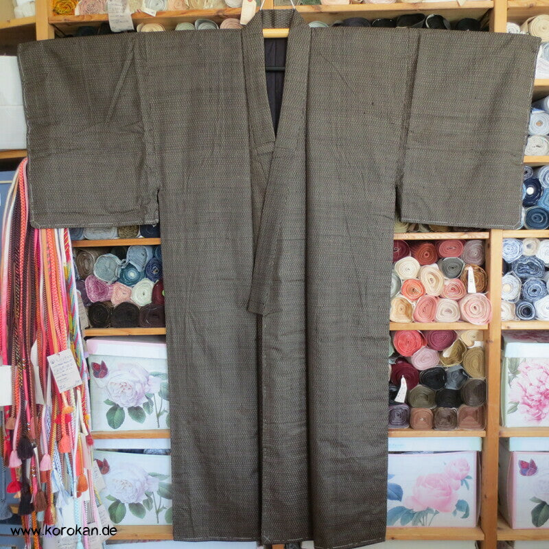 Kimono und Haori Set in dunkelbrauner Kasuri Tsumugi Seide, Fuji san
