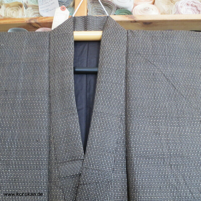 Kimono und Haori Set in dunkelbrauner Kasuri Tsumugi Seide, Fuji san