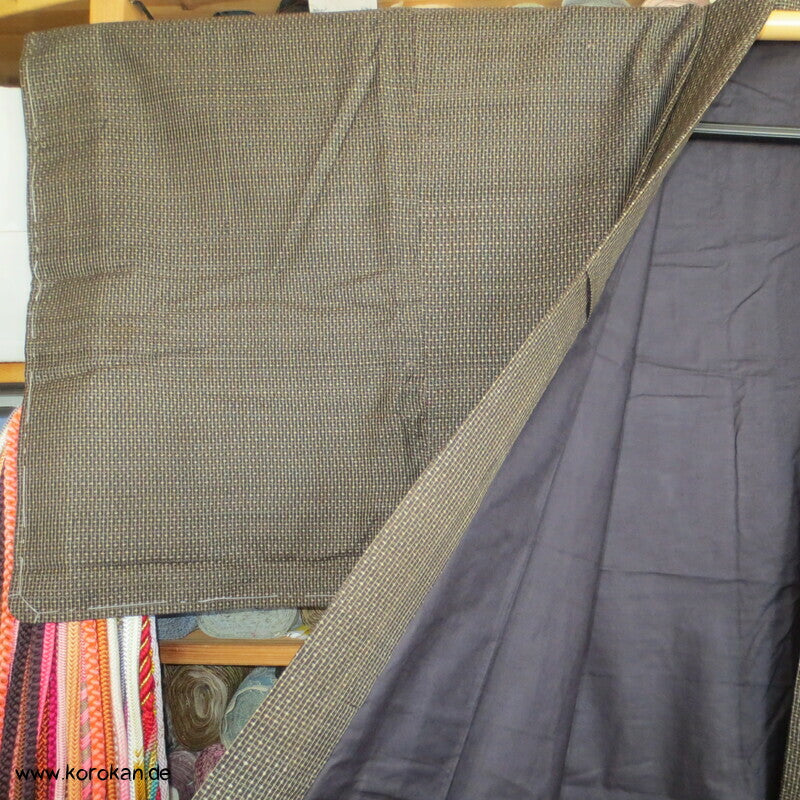 Kimono und Haori Set in dunkelbrauner Kasuri Tsumugi Seide, Fuji san